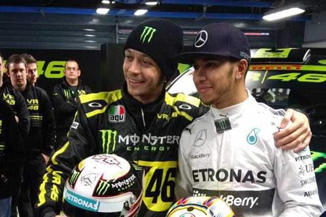 Lewis Hamilton con Valentino Rossi al box Yamaha, Gp di Francia 2013
